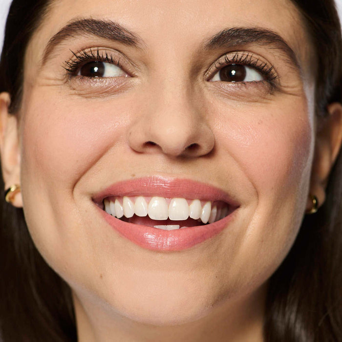 No Makeup Makeup – light medium skin model wearing peach 01 Creme Classic Lipstick shade smiling, natural minimal makeup
