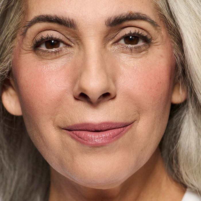 No Makeup Makeup – model wearing pink 02 Creme Classic Lipstick shade, natural minimal makeup