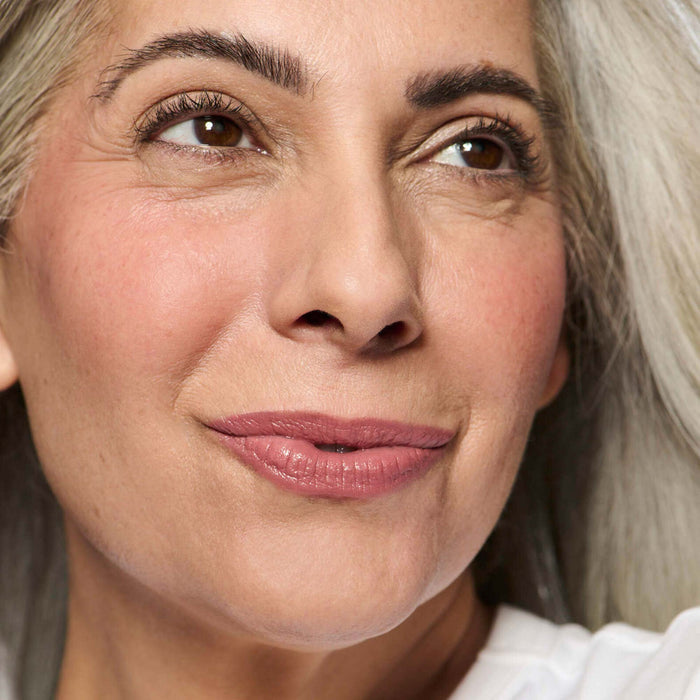 No Makeup Makeup – model wearing pink 02 Creme Classic Lipstick shade, natural minimal makeup